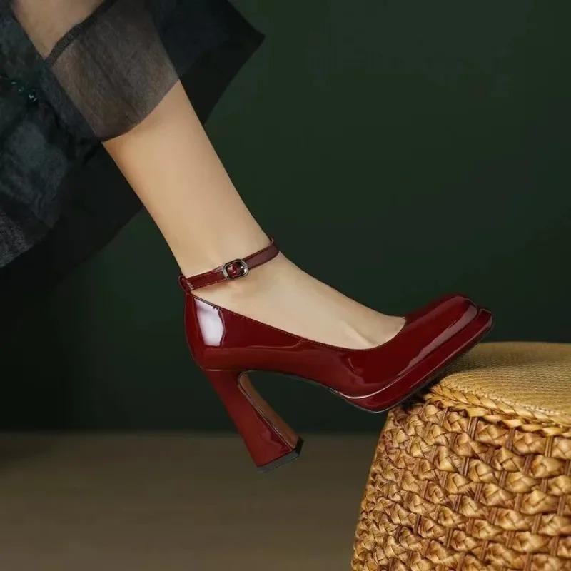 Модные туфли на высоком каблук – обзор и цена Leather Classic Strap